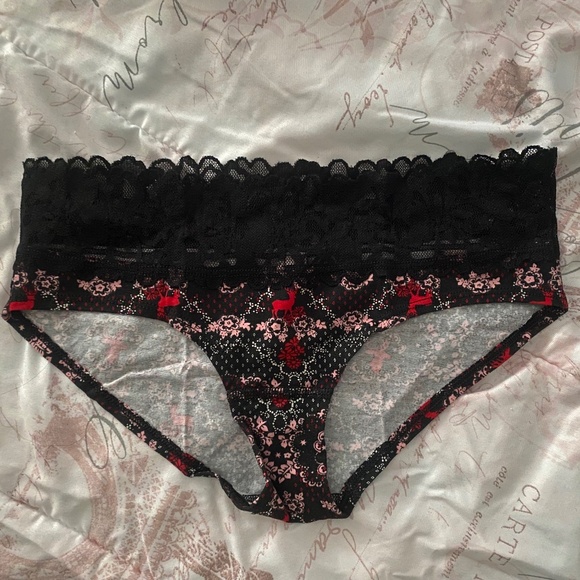 VICTORIA’S SECRET Holiday Under Wear Black Lace Size M - Picture 1 of 4